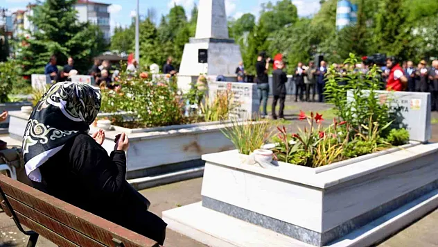 Arefe gününde şehitler dualarla yad edildi