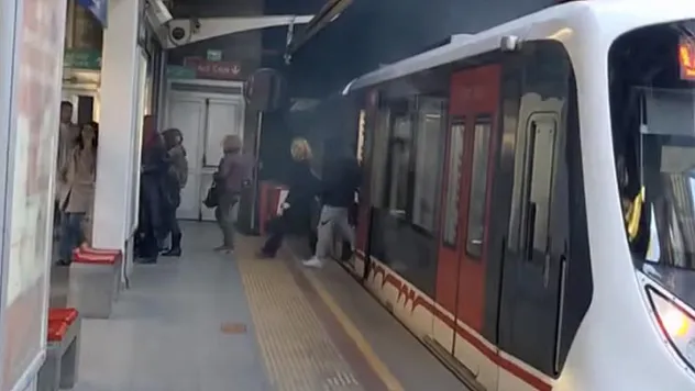 Arıza yapan metro vagonu raydan çıktı