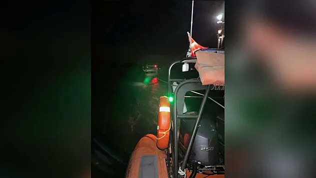 Arıza yapan tekne kurtarıldı