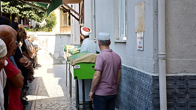 Artvin'de trafik kazasında hayatını kaybeden 4 kişi toprağa verildi