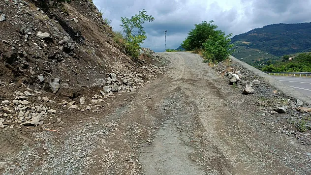 Aşırı yağıştan toprak kayması oluştu