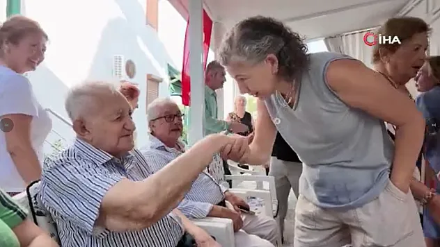 Asrı geride bıraktı, 101. yaşına komşularının alkışlarıyla girdi