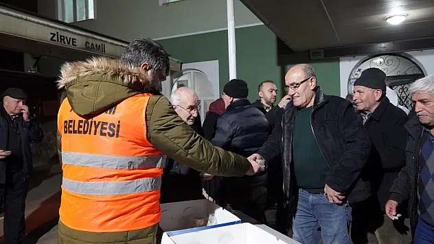 Atakum Belediyesi Kadir Gecesi dolayısıyla vatandaşlara lokma dağıttı