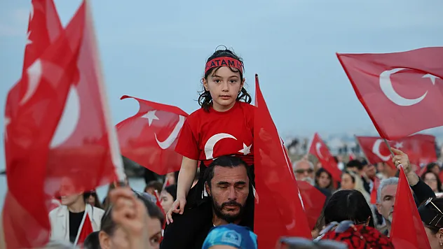Atakum'da 19 Mayıs Coşkusu Sahile Taştı: Sokaklar Kırmızı-Beyaza Büründü!
