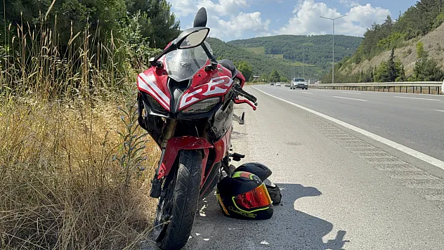 Atakum'da motosiklet tıra çarptı: 2 genç yaralandı