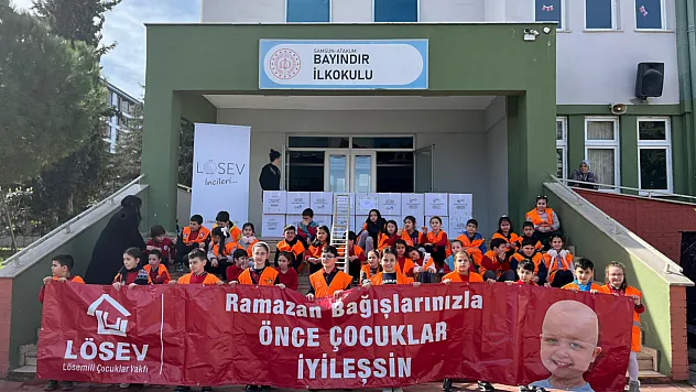 Atakum'un minikleri LÖSEV ailelerine Ramazan kolisi hazırladı