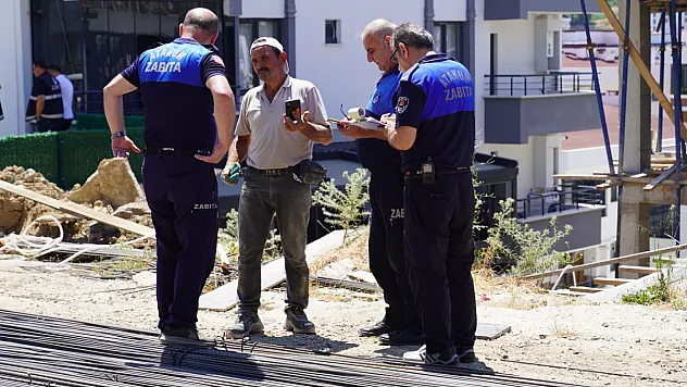 Atakum Zabıtası kurallara uymayan inşaat firmalarına göz açtırmıyor