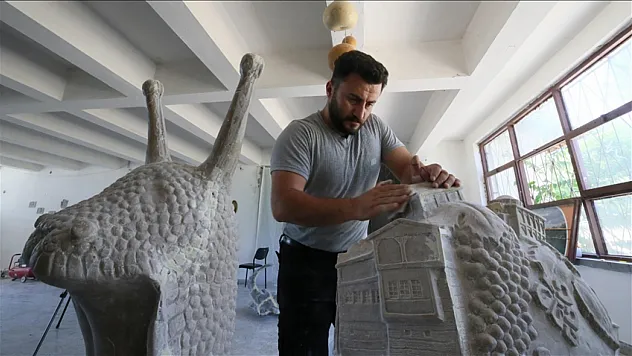 Atasının taş ustalığı mirasını heykeltıraşlığa dönüştürdü