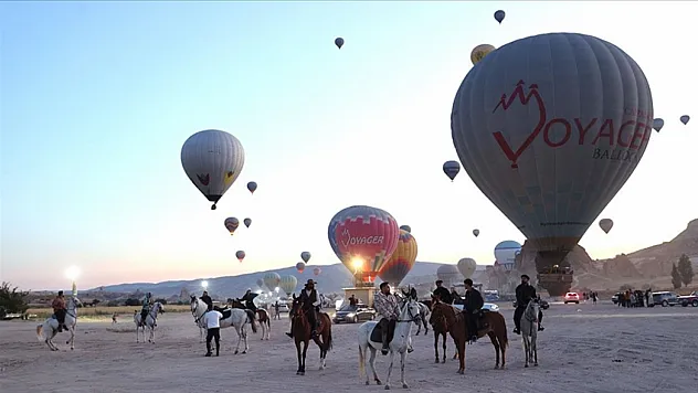 Atlar karayı, balonlar havayı süsledi