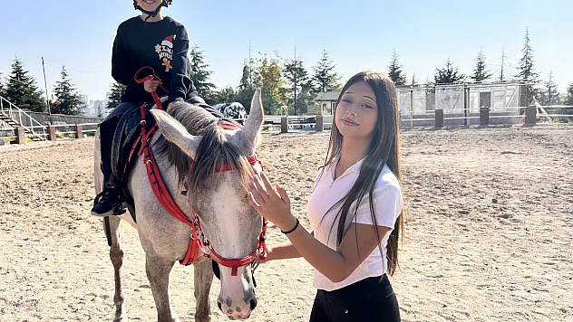 Atlarla vakit geçiren çocuklar teknolojiye mesafe koyuyor