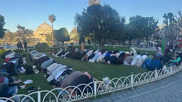 Ayasofya'da Bayram Yoğunluğu! Vatandaşlar Sabahın İlk Saatlerinde Akın Etti