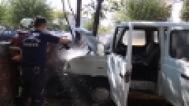 Aydın'da park halindeki kamyonet alev alev yandı
