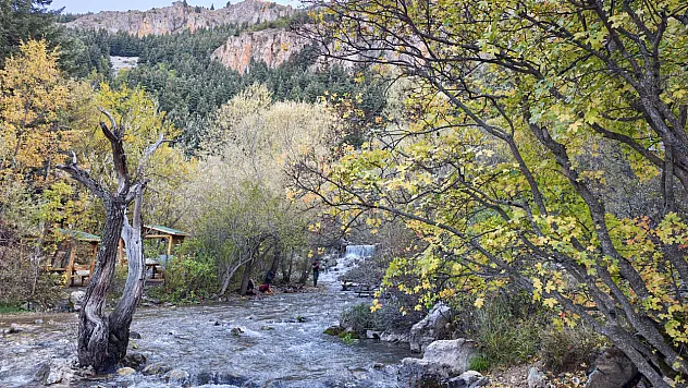 Aygırdibi Şelalesi sonbaharda sakinliğe büründü