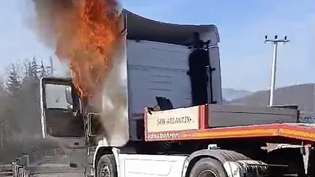 Aynı noktada yarım saat arayla iki kamyon yandı
