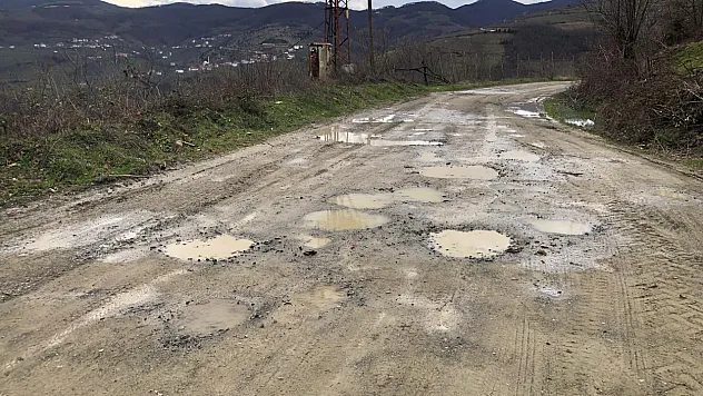 Ayvacık'ta 10 yıldır yapılmayan yol tepkisi 'Bu mahalle Ayvacık'a bağlı değil mi?'