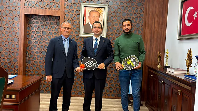 Ayvacık'ta pickleball sporunu yaygınlaştırmak için kurumlar el ele verdi