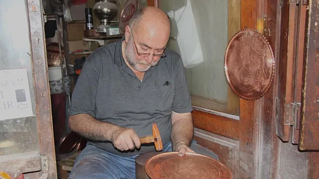 Baba Mesleğini Yaşatıyor: Bakıra Şekil Verirken Türküler Söylüyor