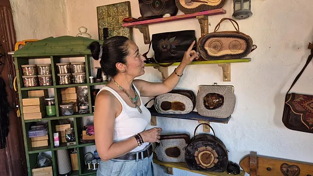 Baba Mesleğini Yeniden Yaşattı, Deriyle Ahşabı Aynı Tasarımda Buluşturdu
