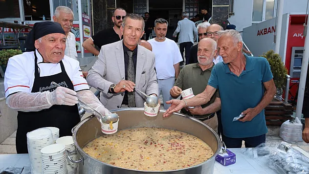 Bafra'da esnaf ve vatandaşa 3 bin kişilik aşure ikramı