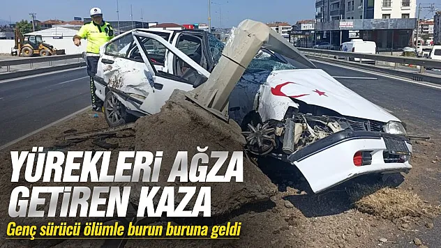 Bafra'da otomobil aydınlatma direğine çarptı: 1 yaralı