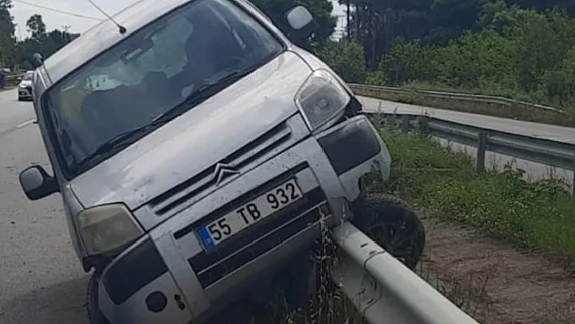 Bafra'da otomobil bariyerlere çarptı: 4 yaralı