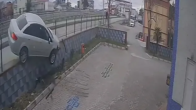 Bafra'da otomobil cami bahçesine uçtu