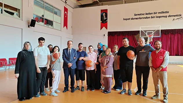 Bafra'da özel gereksinimli gençler ve aileleri basketbol etkinliğinde buluştu