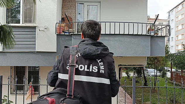 Bafra'da tüfek kazara ateş aldı, saçmalar pencereyi deldi