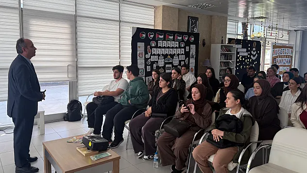 Bafra'da üniversite öğrencilerine yapay zeka okuryazarlığı eğitimi