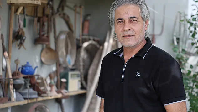 Bahçesini açık hava müzesine çevirdi
