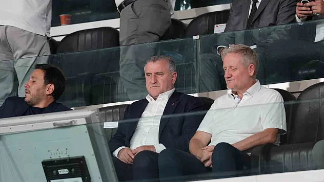 Bakan Bak, Başakşehir - Universitatea Craiova maçını tribünden takip etti