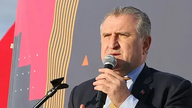 Bakan Bak, Gazi Koşusu'nu kazananı tebrik etti