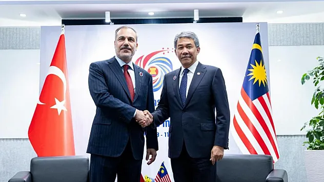 Bakan Fidan Malezya'da mevkidaşı ile bir araya geldi
