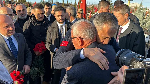 Bakan Yerlikaya'dan Deprem Şehitliğine Anlamlı Ziyaret