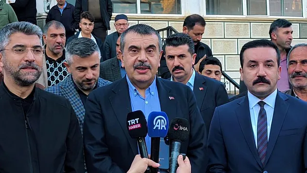 Bakan Yusuf Tekin Bayram Namazını Memleketinde Kıldı! Uzundere'de Yoğun İlgi