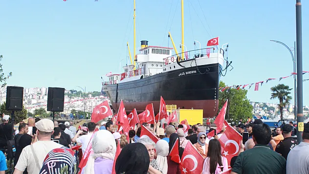 Bandırma Vapuru artık Tütün İskelesi'nin yanında