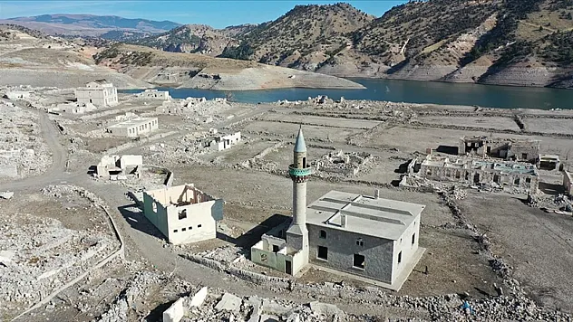 Barajda Su Çekildi, Sular Altındaki Köy Yeniden Görüldü