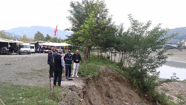 Barajdaki su seviyesi düştü, sahilde çatlaklar oluştu