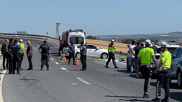 Bariyere çarpan araç parçalandı