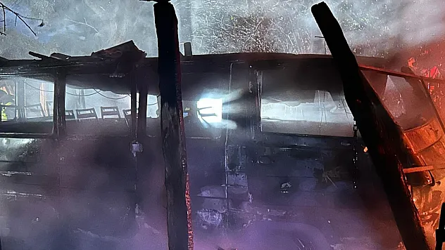 Bartın'da Yıldırım Düştü: İki Araç Küle Döndü