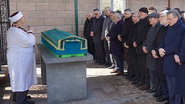 Başkan Topal'ın annesi son yolculuğuna uğurlandı