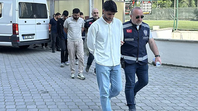 Başkanın adını kullanıp 310 bin lira topladılar: 6 şüpheli adliyede
