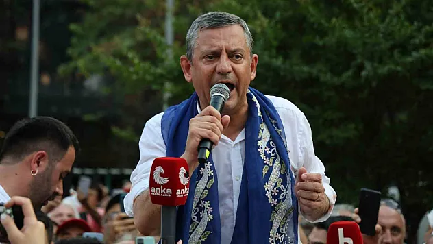 Özgür Özel'den Yeni Parti Sinyali