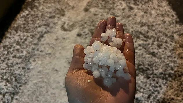 Bayburt'ta fındık büyüklüğünde dolu ve sağanak yağış etkili oldu