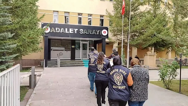 Bayburt'ta kuyumcuyu 130 bin lira dolandıran şüpheliler Gaziantep'te yakalandı
