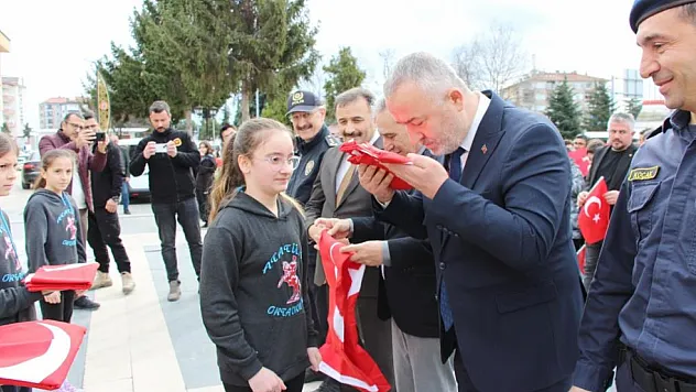 Bayrak yürüyüşüne büyük ilgi
