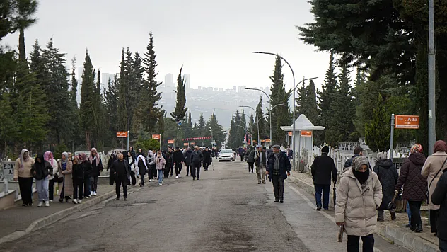 Bayram Arifesinde mezarlıklar doldu taştı: Samsun, Tokat ve Kastamonu'da ziyaret yoğunluğu