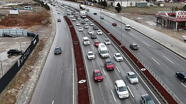 Bayram tatilinden dönenler trafik yoğunluğu oluşturdu