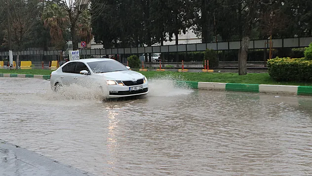 Bazı illerde sağanak, hayatı olumsuz etkiledi