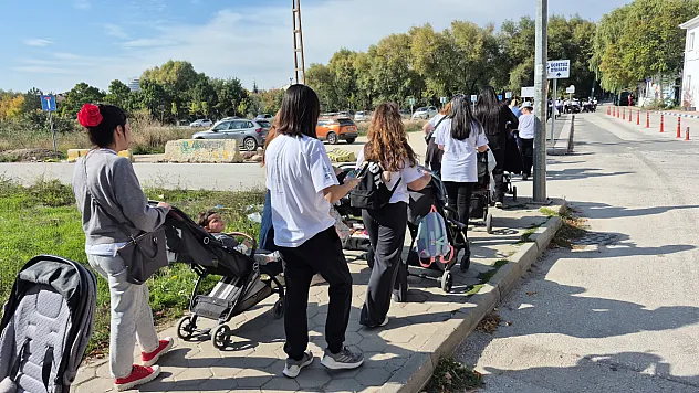 Bebekleriyle parka gelen 75 anne etkinlik yapamadan ayrıldı